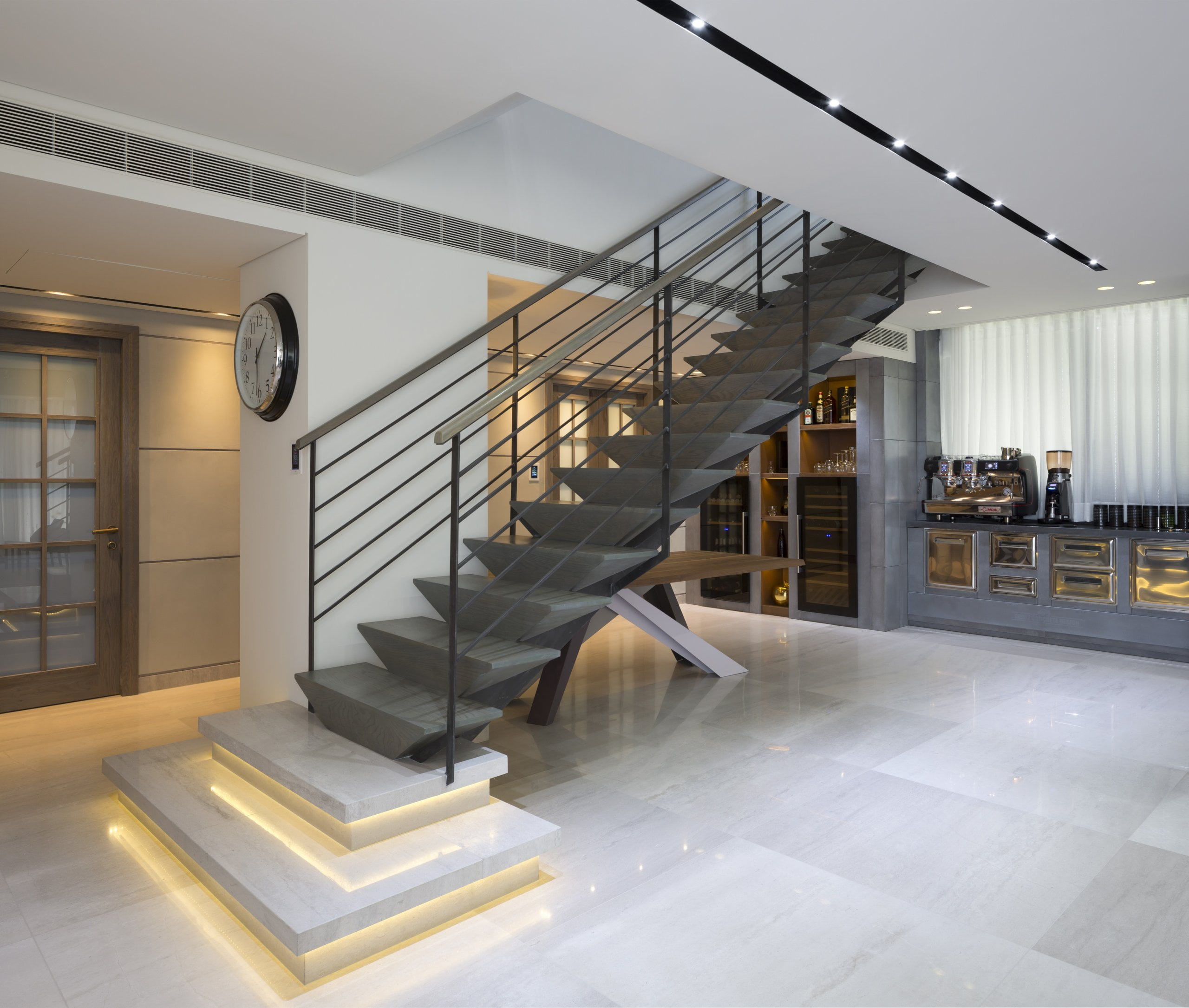 עיצוב סלון ומדרגות בפנטהאוז בתל אביב