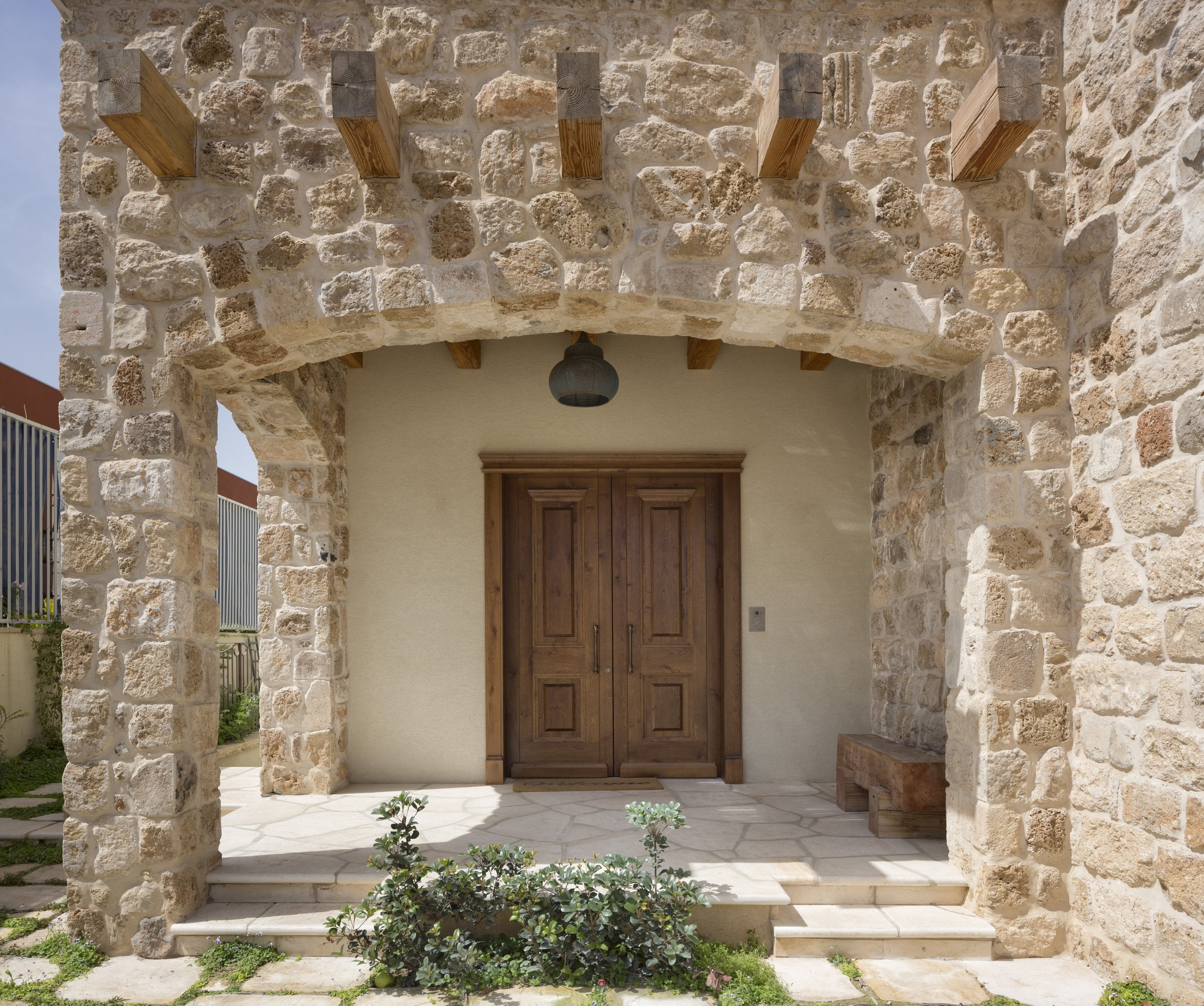 עיצוב ותכנון כניסה לבית פרטי בסגנון ירושלמי