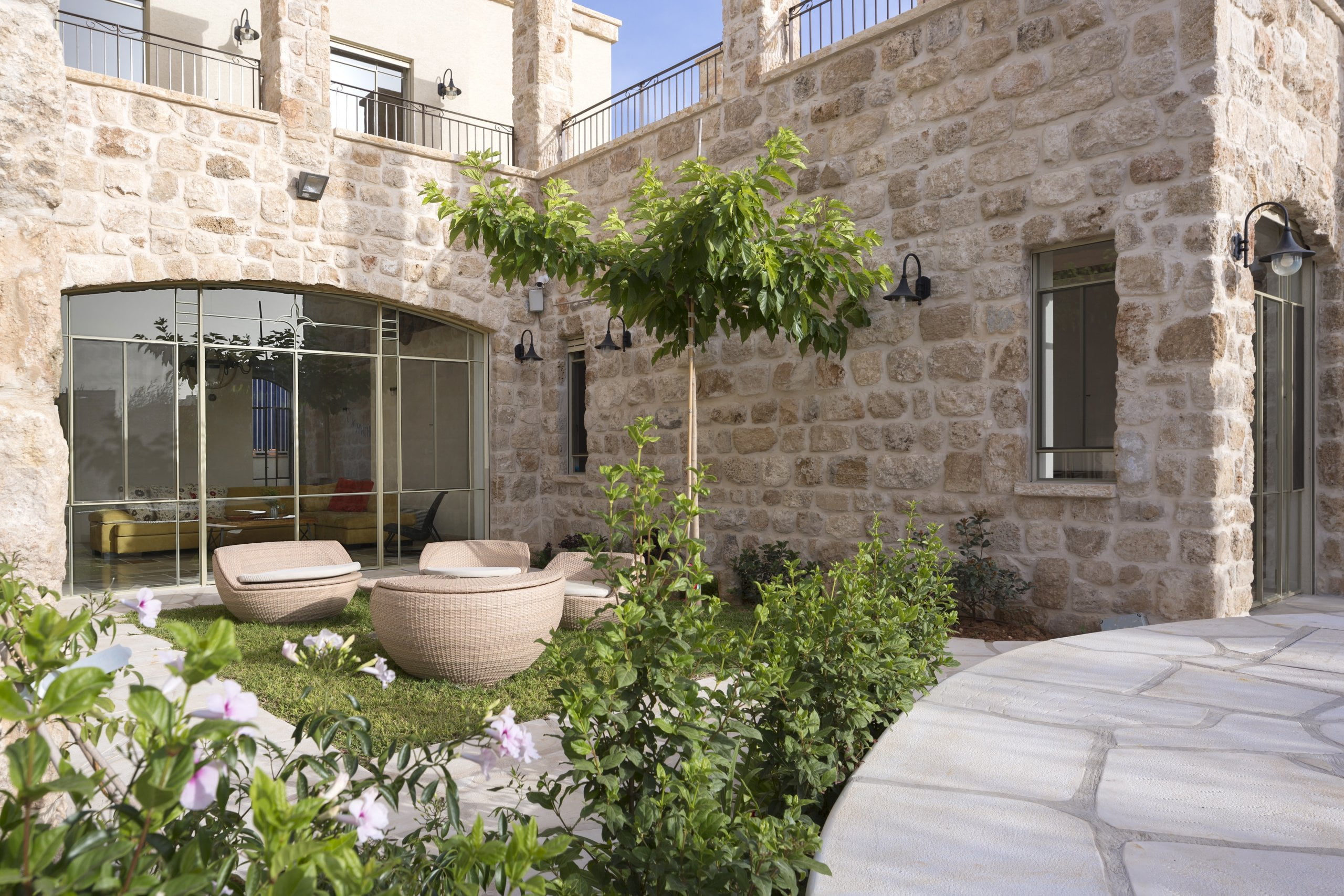 עיצוב פנים יוקרתי לגינה והחצר בסגנון ירושלמי עיצוב פנים יוקרתי לגינה והחצר בסגנון ירושלמי