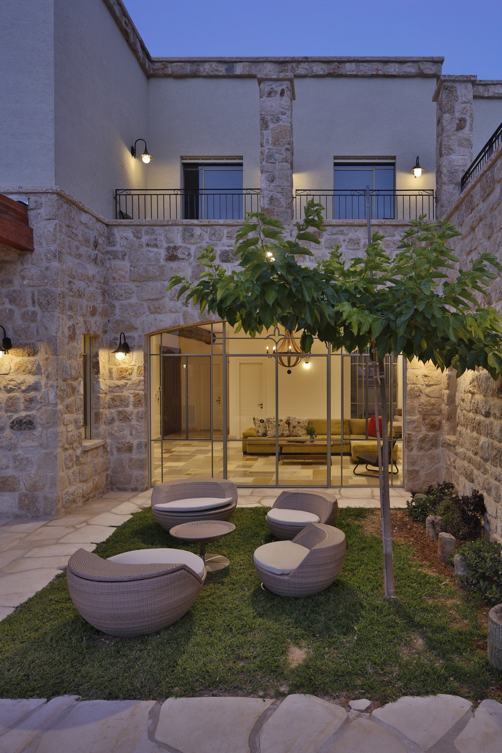 תכנון ועיצוב ברמה גבוהה לחצר בית פרטי בסגנון ירושלמי